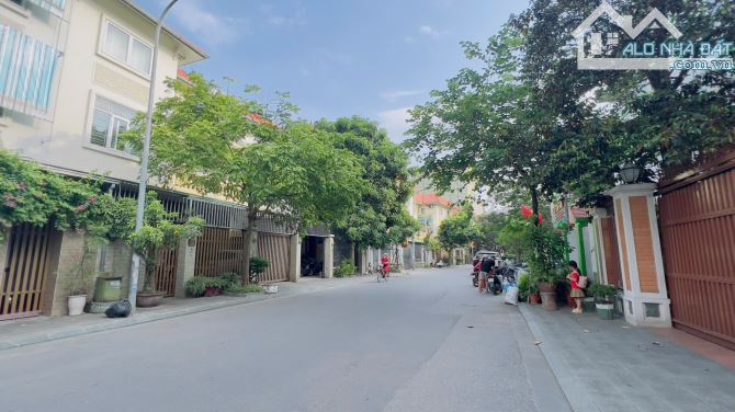 Siêu biệt thự Làng Việt Kiều Châu Âu – 200m², 3 tầng, mặt tiền 9m, vị trí đắc địa Hà Đông