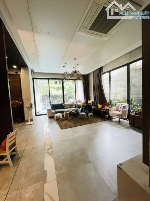 BIỆT THỰ SIÊU SANG CIPUTRA – 230m2, THANG MÁY, BỂ BƠI, GARA 7 XE