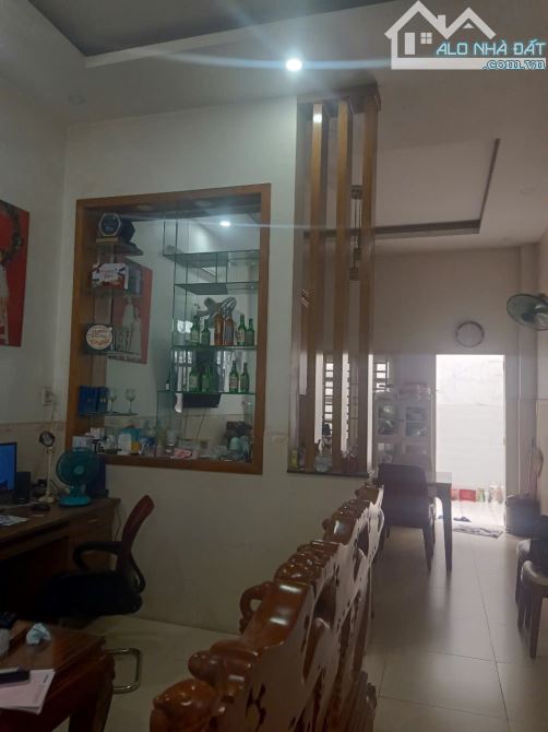 Xe tải đỗ cửa, Biệt thự giáp Bà Điểm, Hóc Môn, 130m, ngang 8m, chỉ 6,6 tỷ.