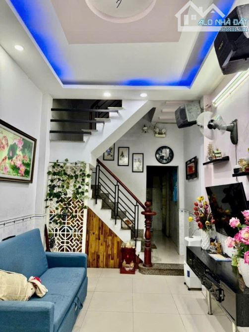 NGAY EMART 2 P14 GÒ VẤP - CHÍNH CHỦ XÂY KIÊN CỐ - HXH SÁT MT - CHỈ HƠN 3 TỶ XÍU