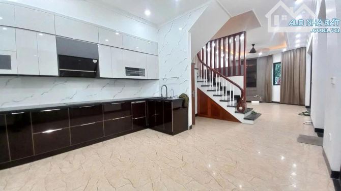 Siêu phẩm Bồ Đề 90m,4 tầng,mtien rộng,thang máy,dg rộng ôtô thông Hồng Tiến,chỉ hơn 16 tỷ