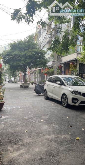 Hiếm- 1/ cây trâm ngay công viên Làng hoa- 8x17.2m giá chỉ 12,9 tỷ