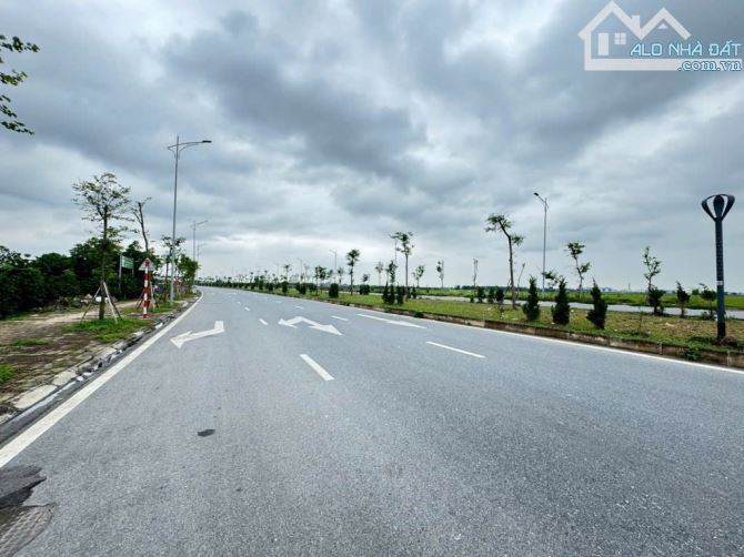 Đất sát đường đôi Nội bài - 47m vuông vắn - Giá 2.350 tỷ - ô tô qua cửa - hướng Đông nam
