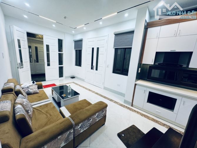 Nhà Đẹp - TRUNG KÍNH -33M x 5 TẦNG- 8.x TỶ- FULL ĐỒ- NGÕ Ô TÔ