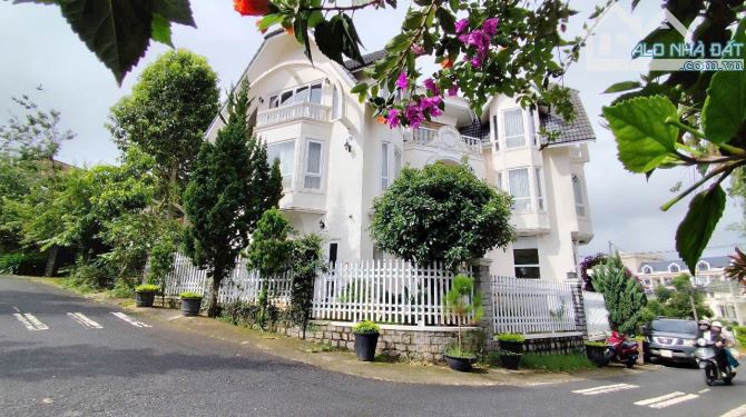 Bán ăn biệt thự nghỉ dưỡng đẹp tại Đà Lạt 285m2 sổ riêng khu sang xịn đường rộng rãi