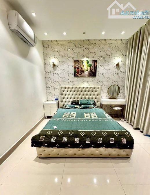 Chủ về Bắc, bán CHDV 6 tầng kiên cố,  nở hậu 8.5m, Lạc Long Quân,mua nhanh giá tốt