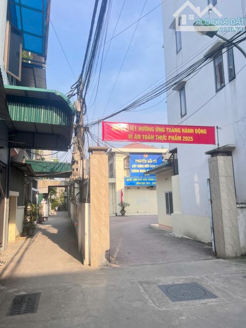 Bán nhà mặt phố trung tâm thị trấn chúc sơn. Dt :30m², 5 tầng, giá 4,2 tỷ.