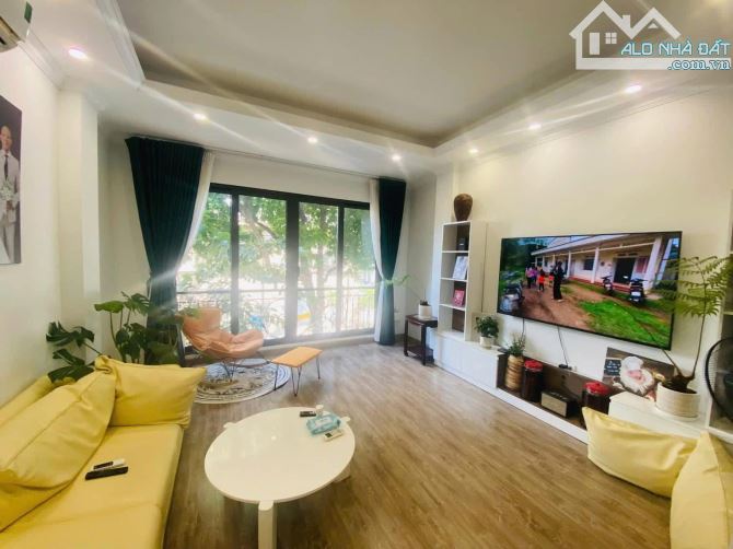 BÁN NHÀ DT 90M, 5 TẦNG PHỐ TRUNG KÍNH, VỊ TRÍ ĐẸP, NGÕ THÔNG, Ô TÔ TRÁNH, KINH DOANH.