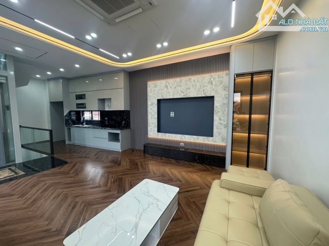 NHÀ ĐẸP GIA THUỴ 45M2 - NGUYỄN VĂN CỪ - 6TẦNG THANG MÁY - MẶT TIỀN RỘNG - FULL NỘI THẤT