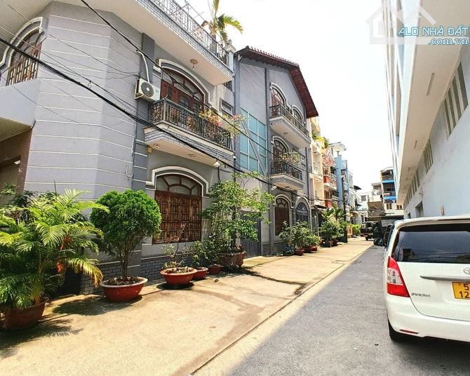 BIỆT THỰ MẶT TIỀN CĂN GÓC LÊ THỊ BẠCH CÁT, QUẬN 11 – 168M², 3 TẦNG, NGANG 8M - CHỈ 36T - 1