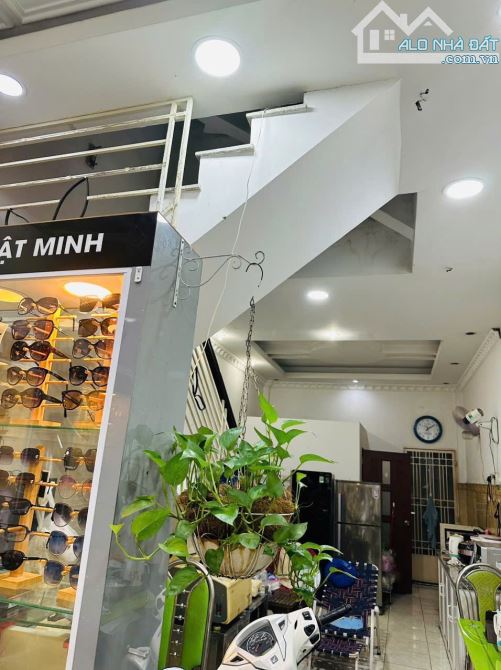 Bán nhà chia tài sản! Bán nhà MTKD đường Cách Mạng Tháng 8 – DT:4x13 – Giá chỉ  hơn 10 tỷ - 1