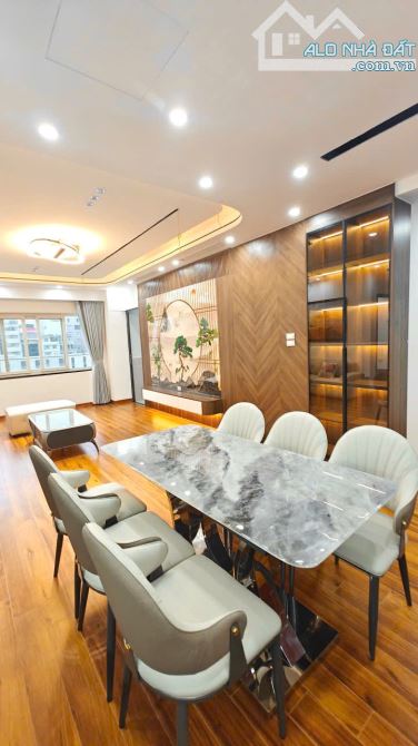 Cần bán gấp căn hộ chung cư 120 m2, 3 PN tòa D5A Trần Thái Tông, ban công Đông Nam - 1