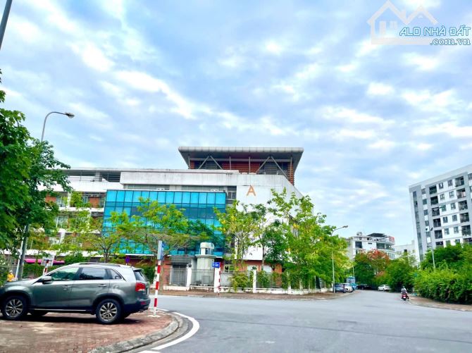 Giang Biên, Phân Lô bàn cờ 2 Oto tránh, Hiếm, DT 55m2 - MT 4.8m - Giá đầu tư - 1