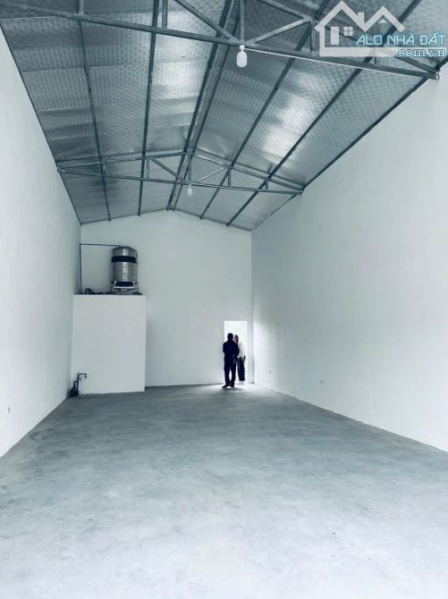 Cho thuê xưởng 360m2 sẵn cẩu 5 tấn ngay tt xuân mai - 1