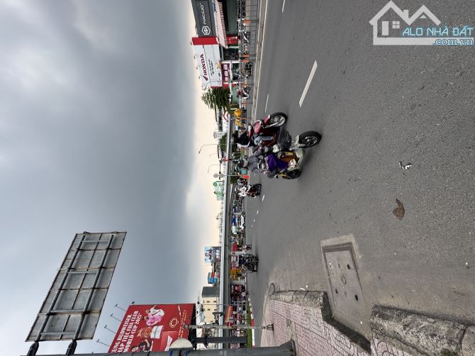 Khách sạn 16p. Ngay ngã 5 GV. Doanh thu ~ 200tr/th. 102m2 Công nhận. 7 chỗ chạy vòng quanh - 1