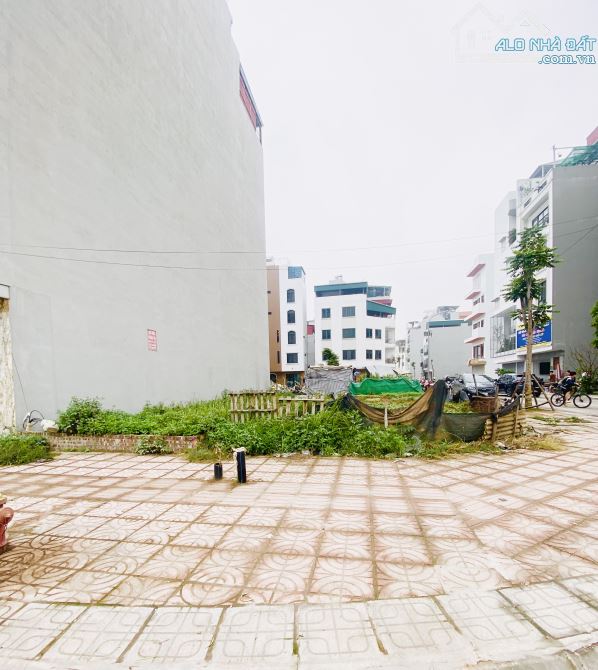 Cực phẩm ! Bán đất Ngọc Thuỵ DT:70m2 , Lô góc , Ô tô đỗ ,Đầu Tư ,Kinh Doanh . Giá :23,x tỷ - 2