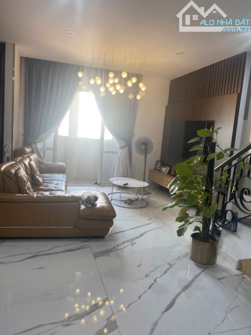 Cần bán căn hộ Penthouse Central Garden, 4PN, đầy đủ nội thất, view quận 1, hướng đón lộc - 2