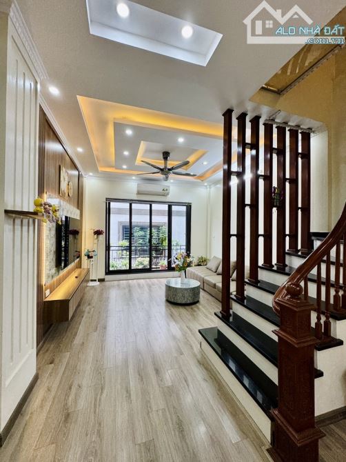 Bán nhà Đền Lừ gara ô tô 7 chỗ thông tứ tung 5 tầng đẹp như mới 45m2 giá hiếm 15 tỷ - 2
