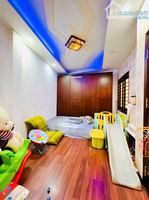 BIỆT THỰ BỀ THẾ SIÊU ĐẸP TÔN ĐẢN   NGANG KHÔNG THỦ 10 MÉT DÀI 15 MÉT HẠ KHÔNG PHANH TỪ 1 - 3