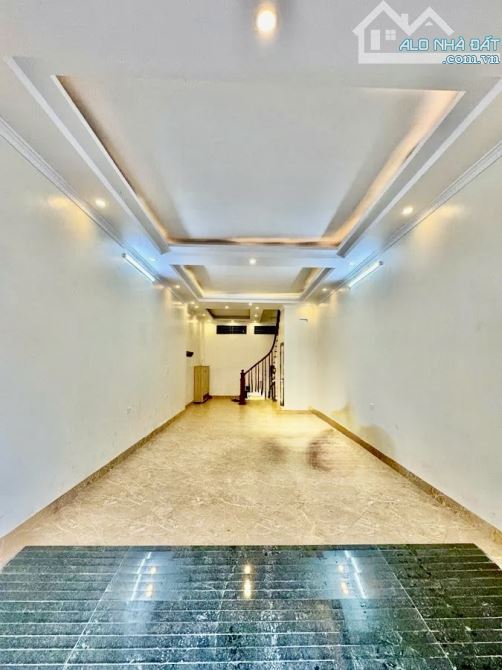 CỰC VIP! TRUNG TÂM HOÀNG MAI-TAM TRINH-ĐỀN LỪ - 42M2 X 5 TẦNG - GARA - Ô TÔ - NGÕ THÔNG - 3