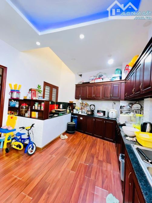 BIỆT THỰ BỀ THẾ SIÊU ĐẸP TÔN ĐẢN   NGANG KHÔNG THỦ 10 MÉT DÀI 15 MÉT HẠ KHÔNG PHANH TỪ 1 - 4