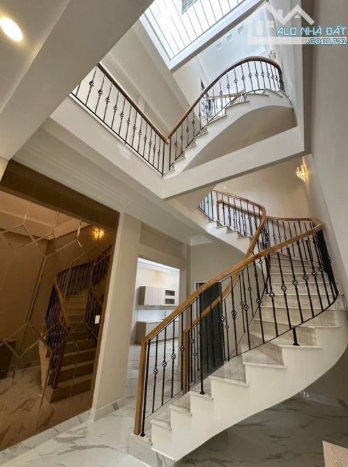 NHÀ ĐẸP HẺM GẦN 4m 3Tầng + FULL NỘI THẤT - 3.6x25 ( NỞ HẬU 121M2 ) 23Tỷ - TÔN THẤT TÙNG,Q1 - 4