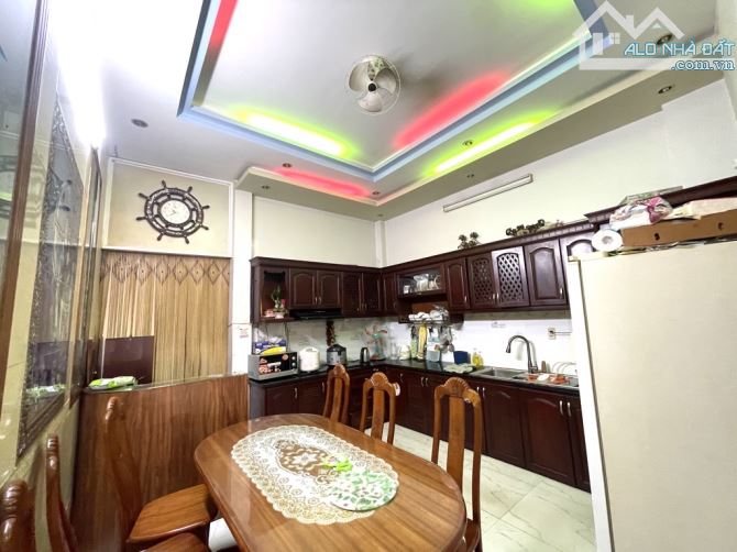 NHÀ NGỘP BANK PHƯỜNG THẠNH LỘC QUẬN 12 GIÁP GÒ VẤP NHỈNH 5 TỶ - 3 TẦNG 4PN DT 65m2 (4x17) - 6