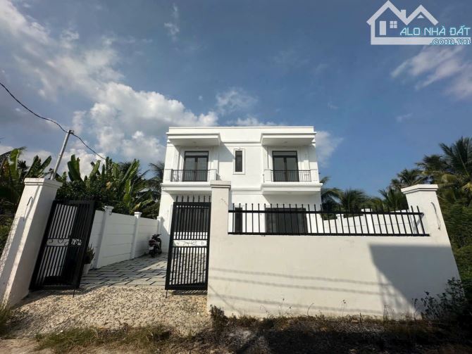 Bán nhà 2 tầng xã Vĩnh Trung đường ô tô đậu 147m2 giá bán 2 tỷ 900