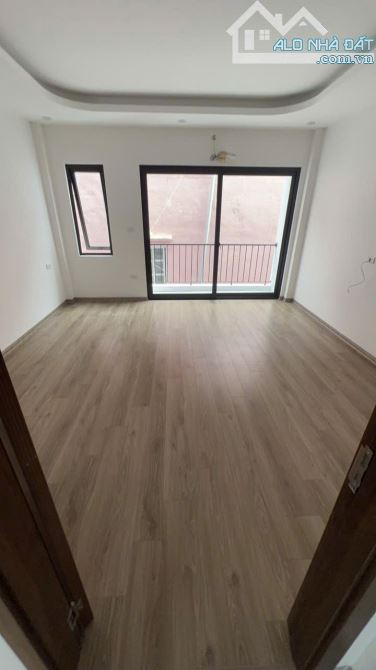 BÁN NHÀ THẠCH BÀN 5.X TỶ, 38M2, MT4M, 4 TẦNG, Ô TÔ CỬA