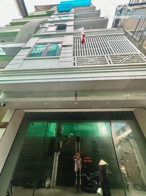Nhà đẹp ở luôn Hoàng Quốc Việt Cầu Giấy. Sổ 83m, 5 tầng MT6m Giá 30 tỷ ngõ ô tô tránh