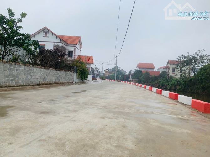 Bán 120m đất Văn Giang . Chỉ 20tr/m. Mảnh đất vuông vắn , cách VD4 chỉ 500m