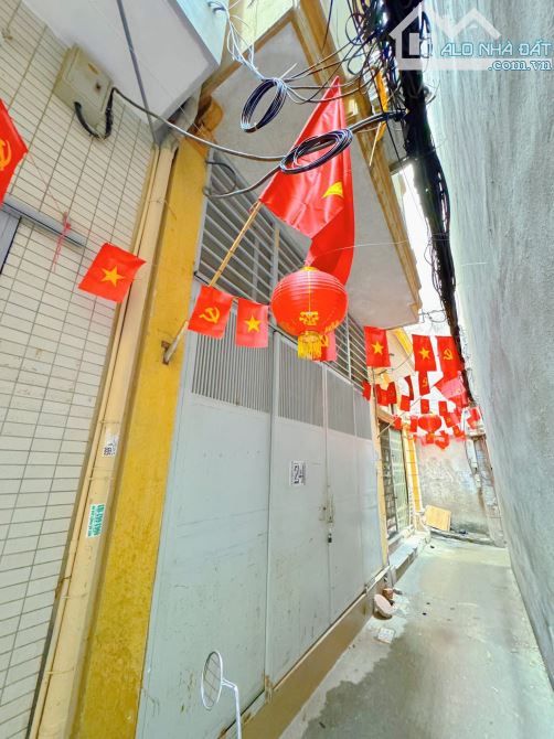 Nhà đẹp ở ngay Cầu Giấy. Sổ vuông 40m, 5 tầng 4 ngủ MT4m5 Giá 8.4 tỷ