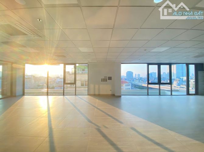 BQL tòa nhà cần cho thuê slot cuối cùng mặt phố Khúc Thừa Dụ 200m2 giá chỉ 37tr/tháng - 1
