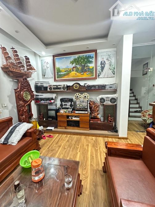 Bán Nhà - Đường Láng - Phân Lô - Ô Tô -Ngõ Thông -Gần Phố - 50M2 - 5 Tầng - 18 Tỷ Hơn