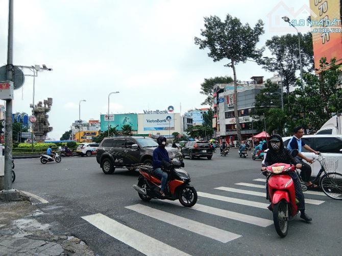 Bán nhà: đường Lý Thái Tổ, Q10. DTSD 42m2. 3 tầng. Giá 11,8 tỷ
