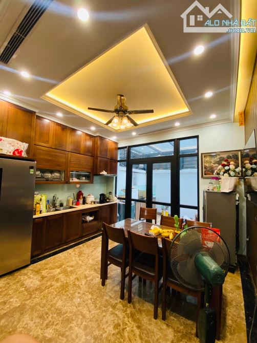Tòa Nhà Mặt phố Nguyễn Viết Xuân Hà Đông, View Hồ, Kinh Doanh 2 mặt tiền, 95m2*9T, 5,3m MT
