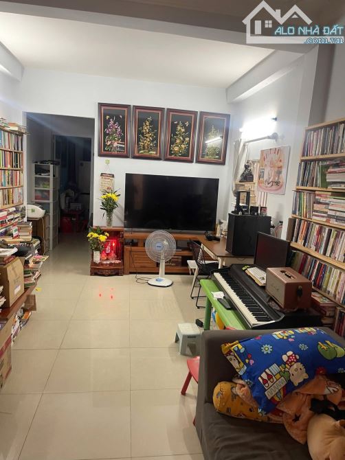 Nhà 2 Tầng Sổ Hồng Riêng Hẻm Thông Rộng Rãi Ngay Lê Văn Lương Quận 7 - 5,6 Tỷ