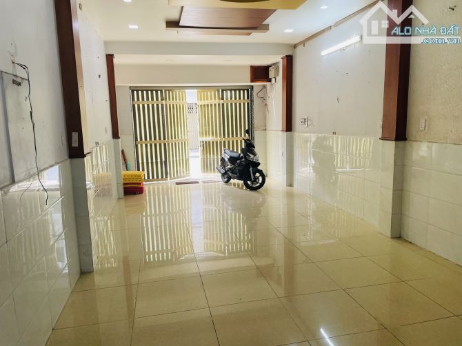 Nội thất tỷ đồng !! MT đường số 28 - Bình Phú 1 Quận 6 (4x18m) 4 lầu đẹp chỉ 12 tỷ