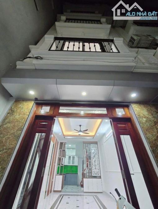 Gần UBND Biên Giang, cây xăng, 300m ra QL6. Xe bus đi 5p vào BX Yên Nghĩa. Nhà 4 tầng.