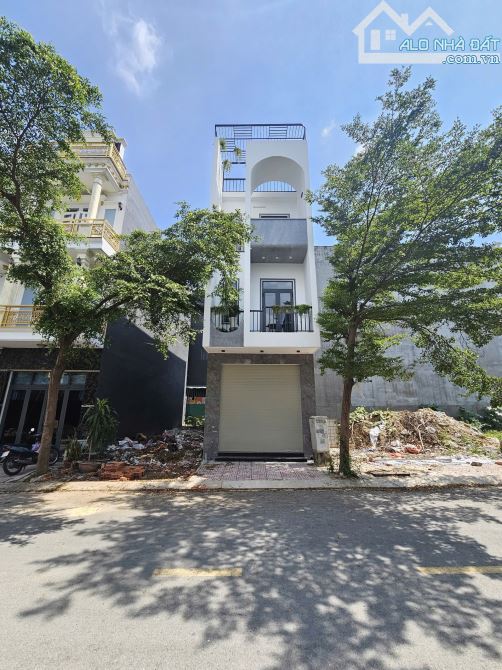 Bán nhà mới 1T2L 4x15m hoàn công, đường D2 KDC Phú Hồng Đạt p.Bình Chuẩn, full nội thất