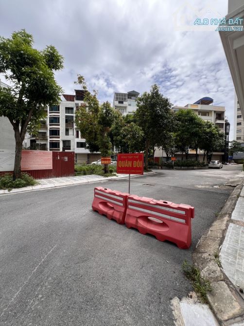 Bán nhà 100m2 5 tầng Thang máy. Xuân La - Lạc Long quân 33 tỏi