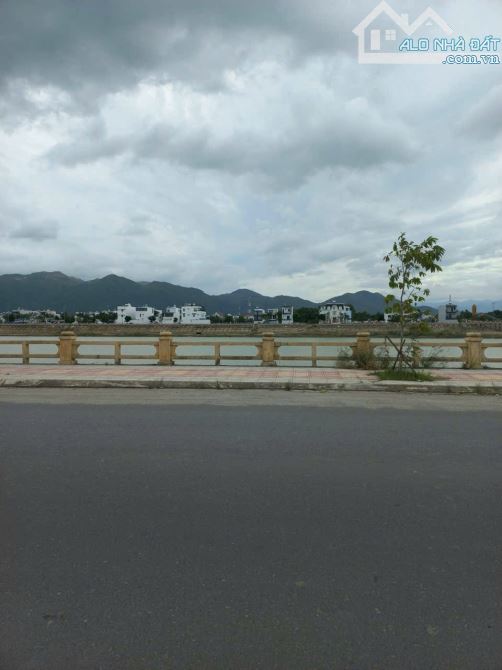 Cần bán lô mặt tiền đường bờ kè Trần Phú thị trấn Diên Khánh. Giá 4 tỷ 350 triệu