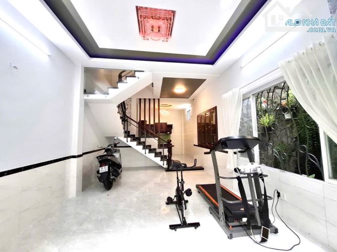 Bán gấp nhà 4 tầng Tân Bình hẻm 10m xe hơi quay đầu ngang 4,4m nở hậu chỉ 6.x tỷ