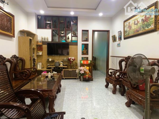 Nhà đẹp ở ngay, kế CC Đạt gia, 85m2 3 tầng BTCT, XH trong nhà, tặng nội thất xịn, 7.1 tỷ
