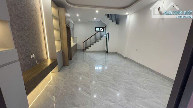 BÁN NHÀ THẠCH BÀN 5.X TỶ, 38M2, MT4M, 4 TẦNG, Ô TÔ CỬA - 1