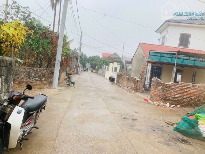 Bán 120m đất Văn Giang . Chỉ 20tr/m. Mảnh đất vuông vắn , cách VD4 chỉ 500m - 1