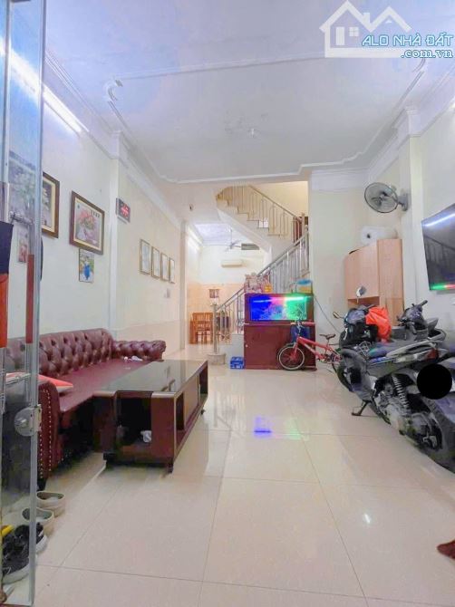 Nhà đẹp ở ngay Cầu Giấy. Sổ vuông 40m, 5 tầng 4 ngủ MT4m5 Giá 8.4 tỷ - 1