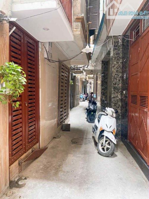 Siêu phẩm 2 tỷ phố Dương Văn Bé, 4 tầng khung cột chắc chắn, 20m ô tô tránh, ngõ thông - 1