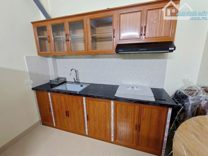 Cho thuê căn hộ tầng 2,3,4, có thang máy, đầy đủ nội thất, ngõ 75 phố Vĩnh Phúc,Ba Đình,HN