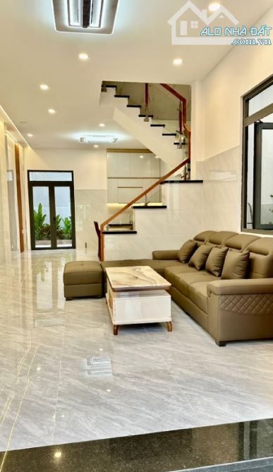 Bán nhà mới 1 trệt 2 lầu full nội thất, 5x20m, sổ hồng riêng, gần Trần Văn Mười – XTD - 1
